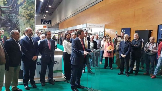 Fernández Vara destaca el papel de la actividad cinegética en el mantenimiento d