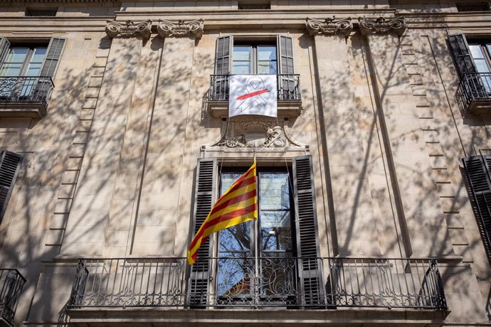 Edificis públics de Catalunya canvien els llaos grocs per símbols similar