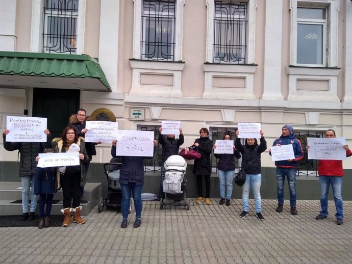 Familias de bebés nacidos en Ucrania por gestación subrogada exigen poder inscri