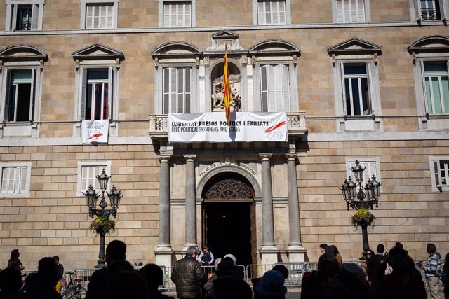 El Govern de la Generalitat cambia el lazo amarillo de su edificio por uno blanc