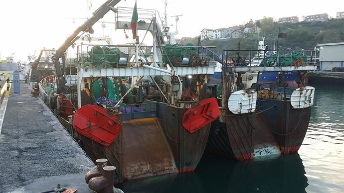 Pesca.- Retenidos tres pesqueros con bandera portuguesa en Pasaia por alterar la