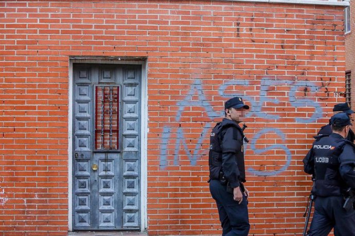 Concentración de vecinos en Vallecas (Madrid) tras el asesinato a puñaladas de u