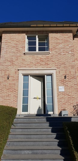 Puerta entreabierta en la casa de Puigdemont durante el acto de Arrimadas