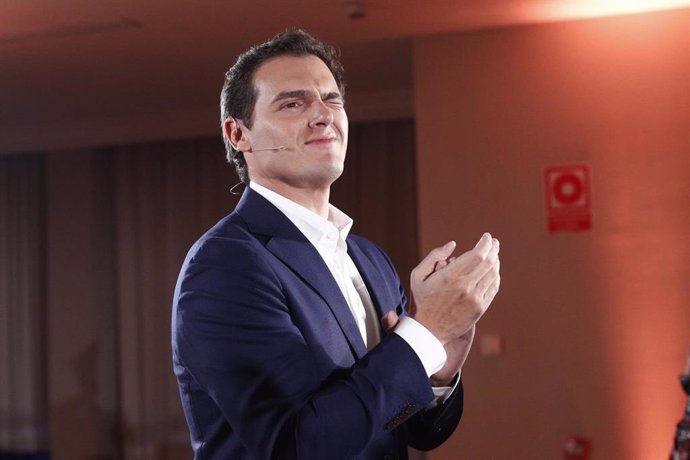 28A.- Rivera insta Sánchez a celebrar un debat cara a cara per exposar "els dos 
