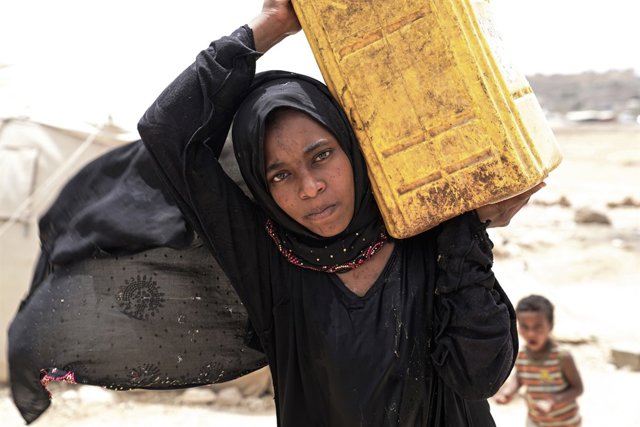 Ashwak, en Yemen, porta un bidón de agua para su familia