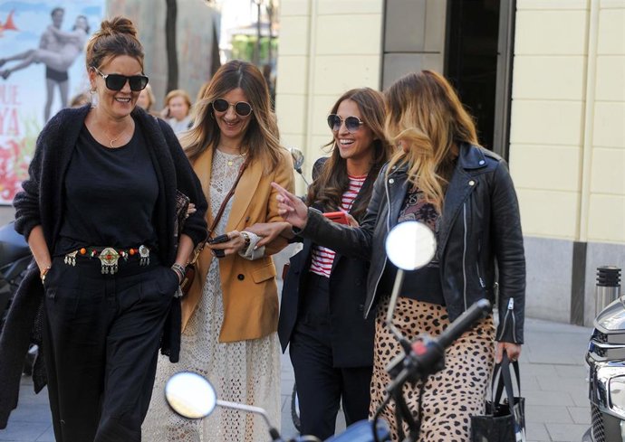 Paula Echevarría disfruta de una comida con sus inseparables 'pencas'