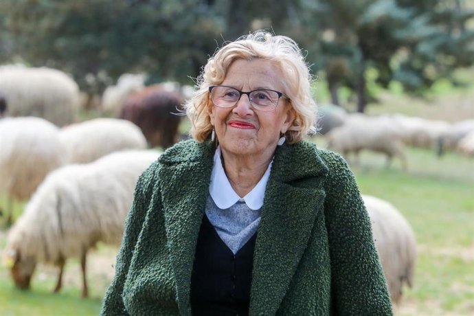 La alcaldesa de Madrid, Manuela Carmena, visita el rebaño de ovejas en la Glorie