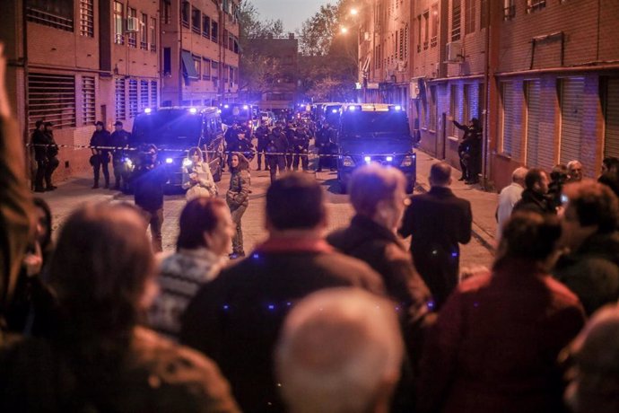 Concentración de vecinos en Vallecas (Madrid) tras el asesinato a puñaladas de u