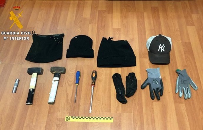 Sucesos.-Dos detenidos por robar la recaudación de las 'tragaperras' en un bar d