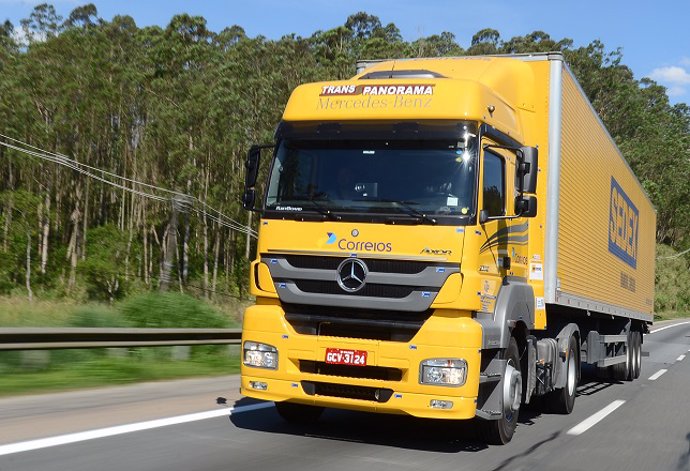 Mercedes-Benz entrega 222 camiones Axor y 68 Atego a una empresa brasileña