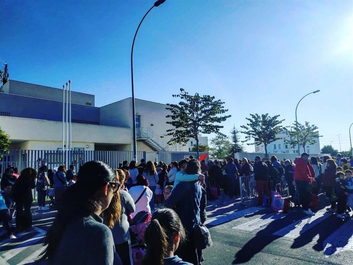 Sevilla.- Concentraciones en el colegio Raimundo Lulio de Camas por la paralizac