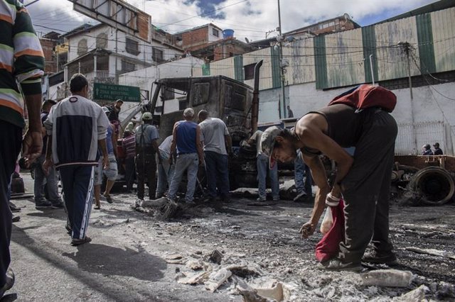 Camión quemado durante las protestas en Venezuela