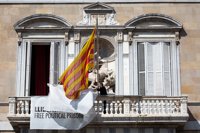 Retiran los lazos de la fachada del Palau de la Generalitat