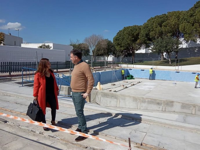 CádizAlDía.- Diputación supervisa las obras de las pisicina municipal de Paterna
