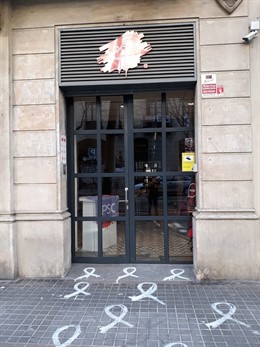 La sede del PSC de Barcelona amanece con pintadas de lazos blancos