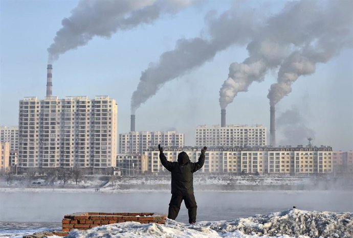 Fábricas y contaminación en el río Songhua, en Jilin, China