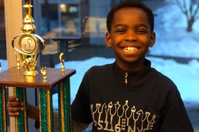 Este refugiado de 8 años se convierte en campeón escolar de ajedrez en Nueva Yor