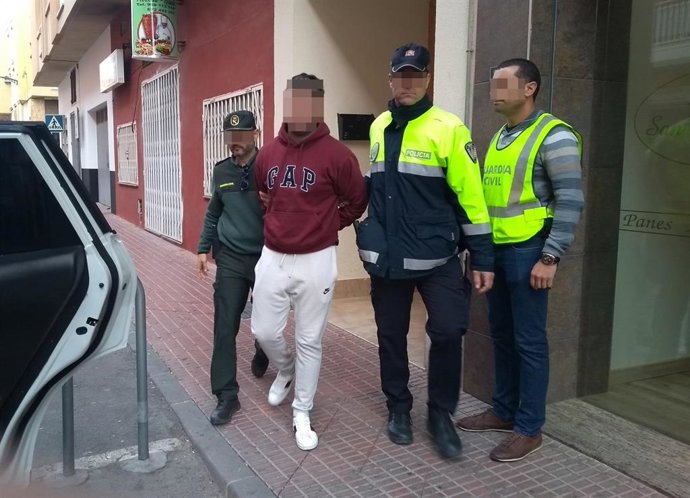 Sucesos.- Detenidos cuatro jóvenes por ocho incendios intencionados en colegios 