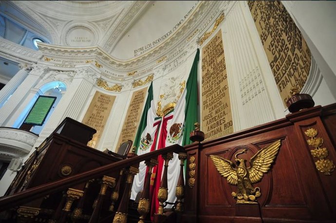 Los profesores retiran el cerco al Congreso mexicano tras negociar la contrarref