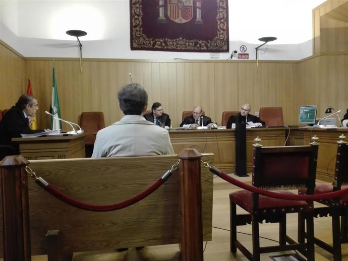 Granada.- Tribunales.- La Audiencia absuelve al acusado de acceder al historial 