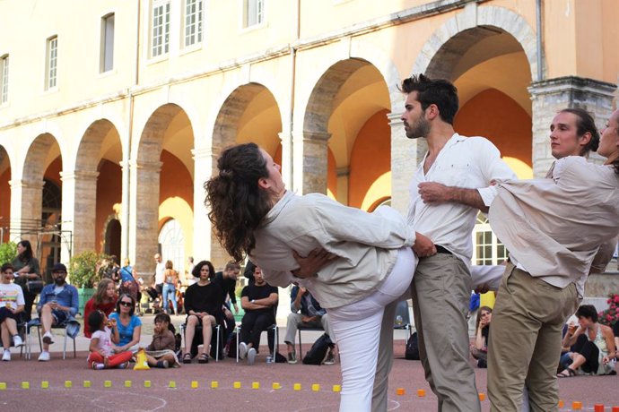 El coregraf Jordi Galí reivindica l'espai publico mitjanant una installació 