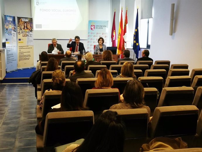 Majo presenta a los alcaldes las nuevas iniciativas 'León Joven Activo' y 'Activ
