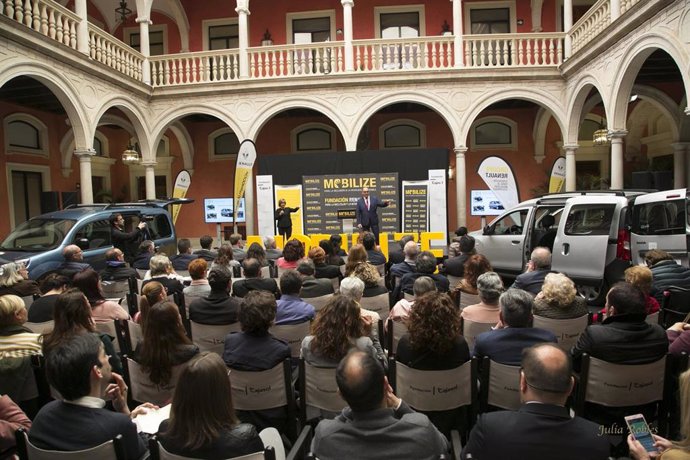 Sevilla.- Renault presenta su gama de vehículos adaptados para transporte de per