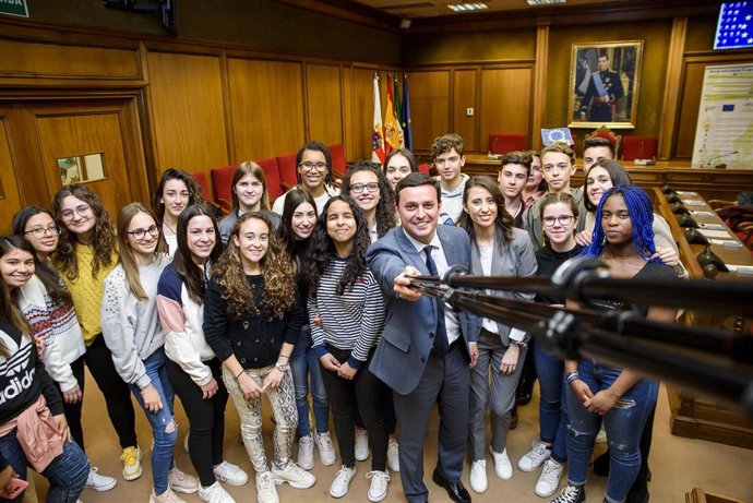 Javier A. García y Carmen Belén López, con alumnos del IES 'Sabinar'.