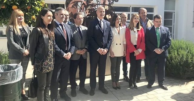 Jaén.- Imbroda visita la que será el próximo curso la sede de la Escuela Oficial