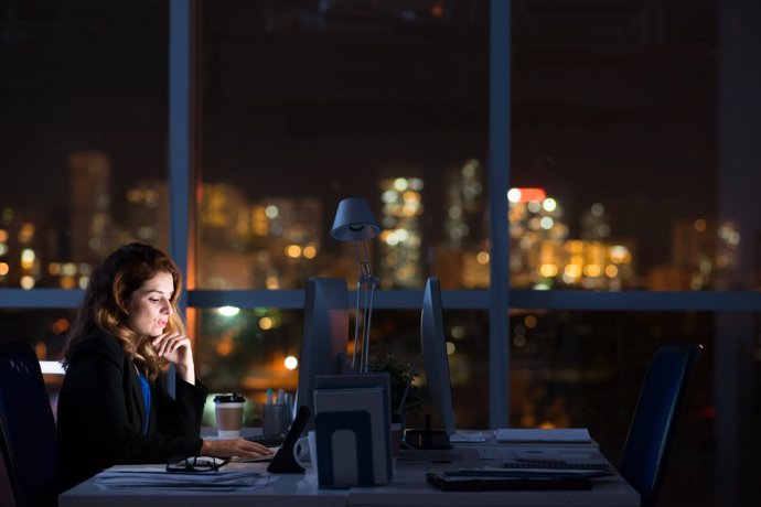 ¿Trabajar Por La Noche Puede Acelerar La Menopausia?