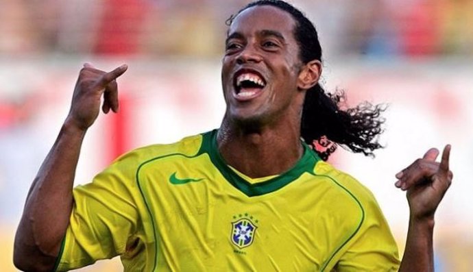 Ronaldinho cumple 39 años y las redes lo recuerdan con su vídeo más famoso
