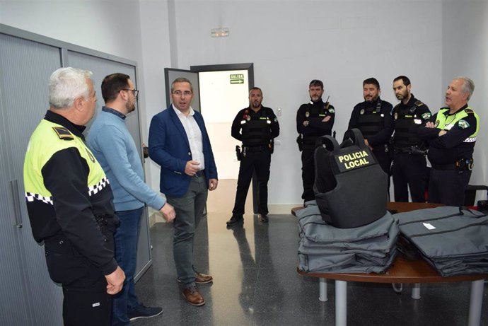 Sevilla.- La Policía Local de Los Palacios incorpora 31 chalecos antibala resist