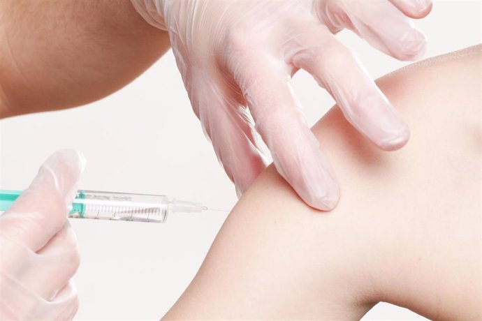 Empresas.- GSK asegura que su vacuna frente al meningococo B es segura y recuerd