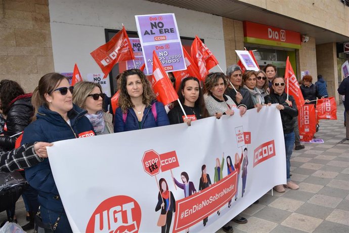 La plantilla del supermercado DIA en Albacete sale a la calle para exigir la par