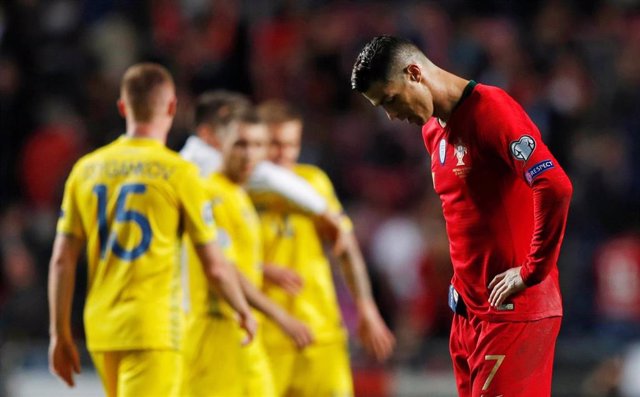 Fútbol/Eurocopa.- (Grupo B) Cristiano Ronaldo no puede con una combativa Ucrania
