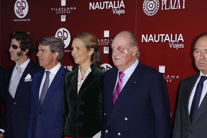 El Rey Don Juan Carlos reaparece con un moratón y una herida bajo el ojo izquier