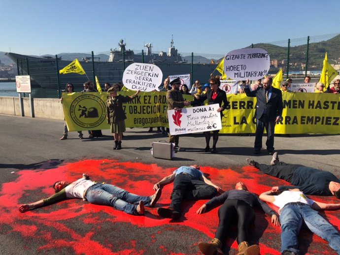 Una acción de calle en el puerto de Getxo denuncia el creciente gasto militar