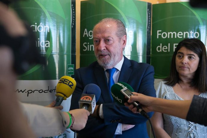 Sevilla.- Villalobos resalta que la Diputación "refuerza" la inserción de su alu