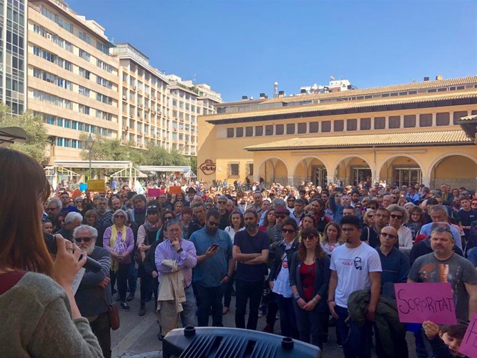 Cerca de 200 personas se concentran en la Plaza del Olivar de Palma para pedir e
