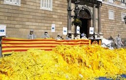 28A.- Activistas Antiindependentistas Vuelcan Sacos De Lazos Amarillos Frente A 