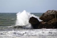Cádiz, Málaga, Granada y Almería permanecen este domingo en alerta amarilla por fuerte oleaje