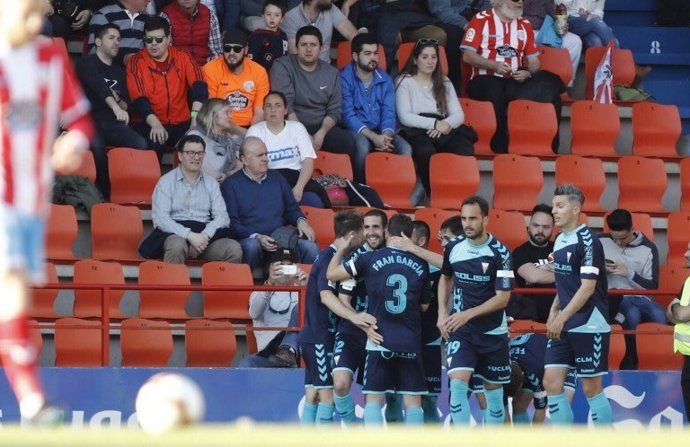 El Albacete gana y mantiene su persecución al ascenso directo.