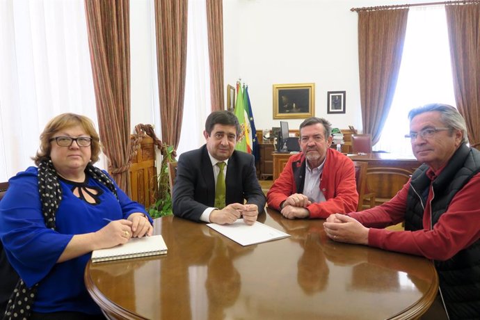 Jaén.- MásJaén.- El presidente de la Diputación se reúne con la Plataforma de Ju