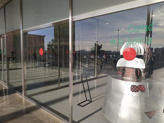 Málaga.- Tribunales.- Condenan a un hombre a tres años por abusar de un menor tr