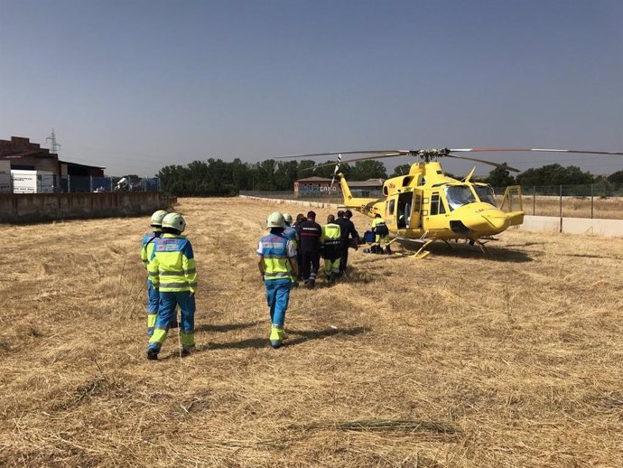 Evacuación del herido en un helicóptero del Summa-112