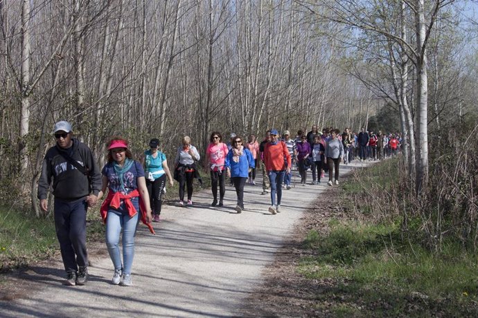 Unas 1.500 personas han participado en el primer paseo saludable de la temporada