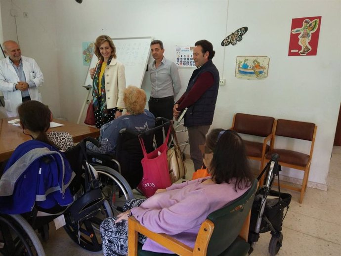Córdoba.- Junta visita la unidad de día y el centro residencial de personas mayo