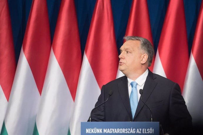 UE.- El líder del Partido Popular Europeo visitará a Orban para advertirle sobre