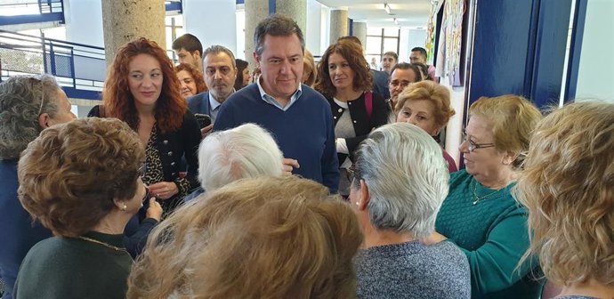 Sevilla.- Espadas analiza con vecinos y comerciantes mejoras en la barriada de V