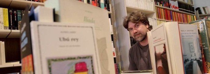 El poeta cartagenero Vicente Velasco recita este lunes en El Sur dentro de los '